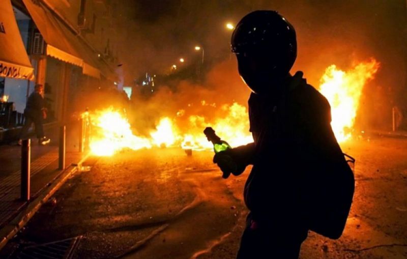 Μολότοφ στο υπουργείο Πολιτισμού στα ξημερώματα του νέου έτους