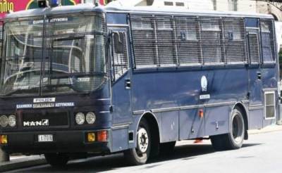 «Δολοφονική» επίθεση με μολότοφ σε λεωφορείο των ΜΑΤ