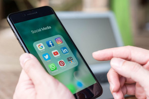 ΕΕ: «Φρένο» στα social media για τους ανηλίκους – Υποχρεωτική γονική επίβλεψη έως τα 13 προτείνει η φον ντερ Λάιεν