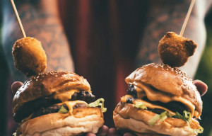 It’s Burger Time! Τα πιο ζουμερά burger που θα βρεις αυτή τη στιγμή στην Αθήνα