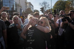 Σε «τεντωμένο σκοινί» η Σερβία: Εντάσεις γύρω από το κοινοβούλιο μετά την απεργία πείνας μητέρας θύματος