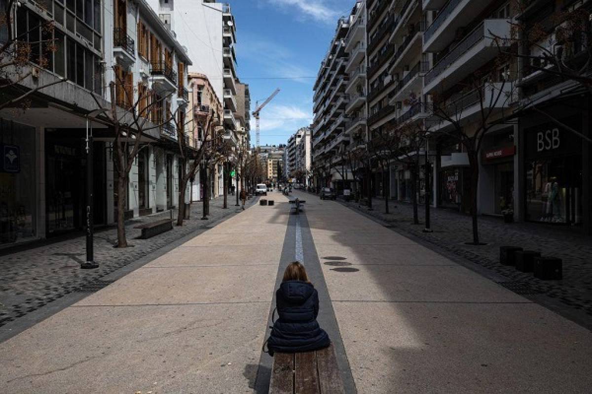 Συνεδριάζει η επιτροπή λοιμωξιολόγων - Προς σκληρό lockdown τέσσερις περιοχές