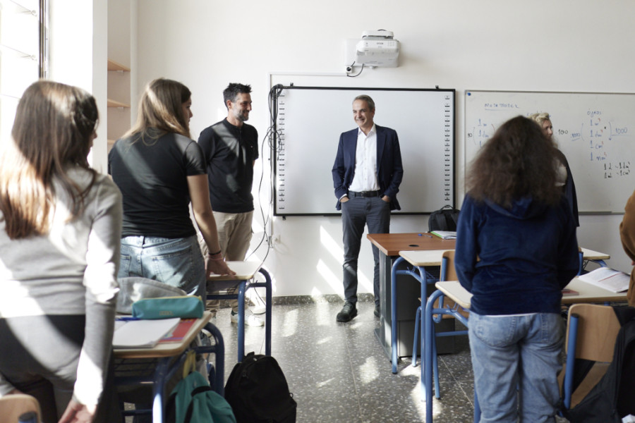 Μητσοτάκης από Ασπρόπυργο: 27 χρόνια μετά, ένα υπερσύγχρονο σχολείο στη θέση των κοντέινερ