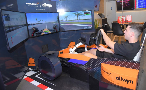 McLaren F1 Corners στα καταστήματα ΟΠΑΠ- Αυθεντική εμπειρία Formula 1