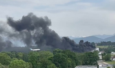 Φωτιά στο αεροδρόμιο της Γενεύης-Αεροπλάνο πέρασε μέσα από τους καπνούς