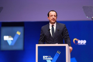 «Καμπανάκι» Χριστοδουλίδη για τις προσφυγικές ροές: Είμαστε στα όριά μας