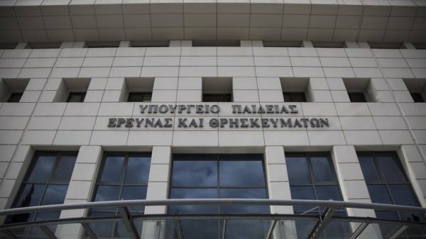 Υπεγράφη η απόφαση για απαλοιφή θρησκεύματος- ιθαγένειας από τα απολυτήρια