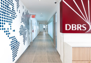 DBRS: Οι αιχμές για χρέος, «κόκκινα» δάνεια και ανάπτυξη