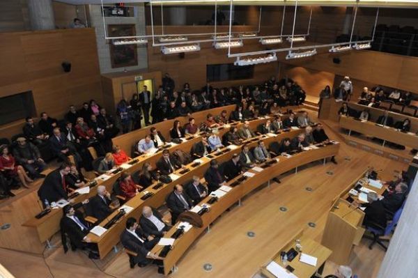 Θεσσαλονίκη: Μέλη της Χρυσής Αυγής εισέβαλαν στο δημοτικό συμβούλιο