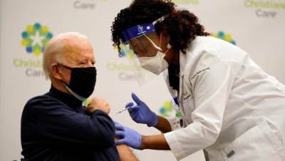 Ο Μπάιντεν έλαβε τη δεύτερη δόση του εμβολίου κατά κορονοϊού