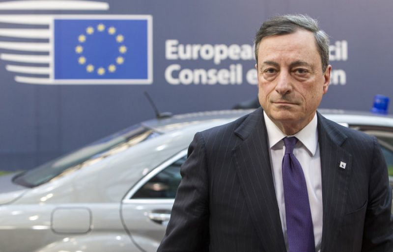Ντράγκι: Απαραίτητες οι δημόσιες επενδύσεις και η μείωση φόρων