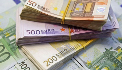 Σε χαμηλό δύο δεκαετιών το ευρώ