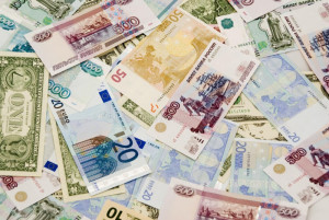 Ρούβλι: Σε χαμηλό οκτώ μηνών έναντι δολαρίου και ευρώ