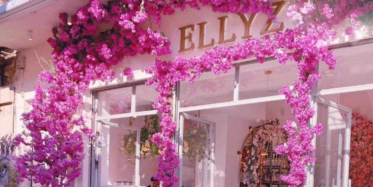 Τα café που βάζουν χρώμα στην πόλη μας με τα λουλούδια τους