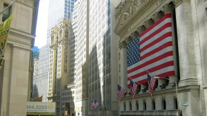 Υποχωρεί η Wall Street λόγω κλιμάκωσης της σύγκρουσης Ρωσίας-Ουκρανίας