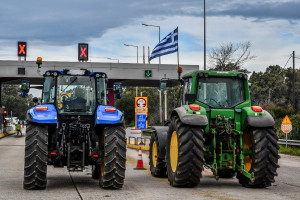 Κλιμακώνονται οι κινητοποιήσεις των αγροτών – Μέρος των μπλόκων ανοίγει παράθυρο διαλόγου