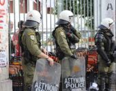 Πολυτεχνείο: Δύο συλλήψεις για κατοχή φωτοβολίδων