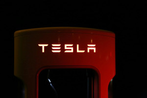 «Άλμα» σχεδόν 6% σημειώνουν οι μετοχές της Tesla μετά την αγορά σχεδόν $1 δισ. από τον Μασκ