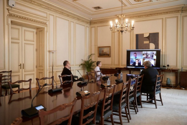 Εν κενώ οι βεβαιότητες για εκλογές και ανασχηματισμό
