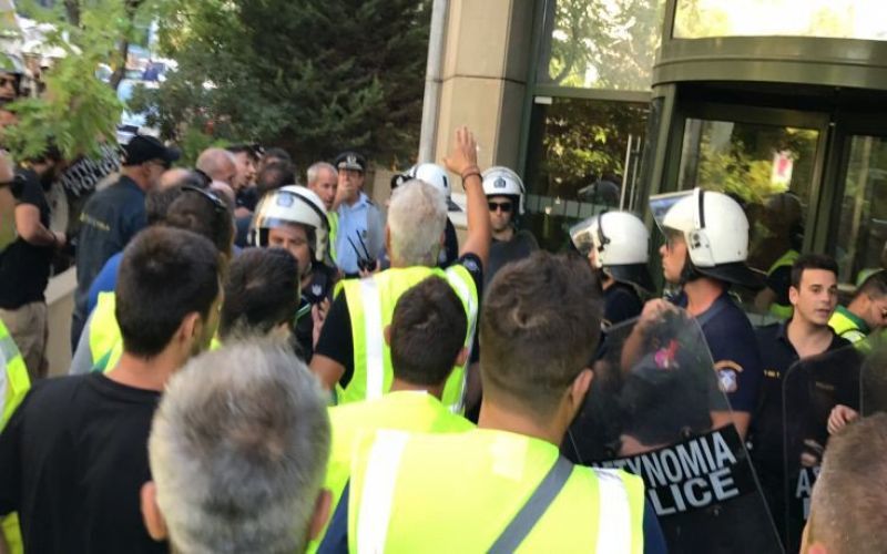 Κατάληψη μεταλλωρύχων στο υπουργείο Περιβάλλοντος: Δεν φεύγουμε χωρίς τις άδειες