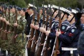 Ένστολοι: Αναδρομικά ναι, αλλά κουρεμένα...