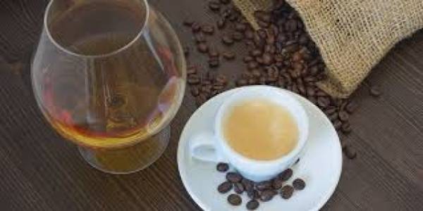 Καφεΐνη και αλκοόλ: Πώς επηρεάζουν τη γονιμότητα