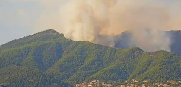 Μαίνεται η φωτιά στη Θάσο- Ενισχύονται οι δυνάμεις