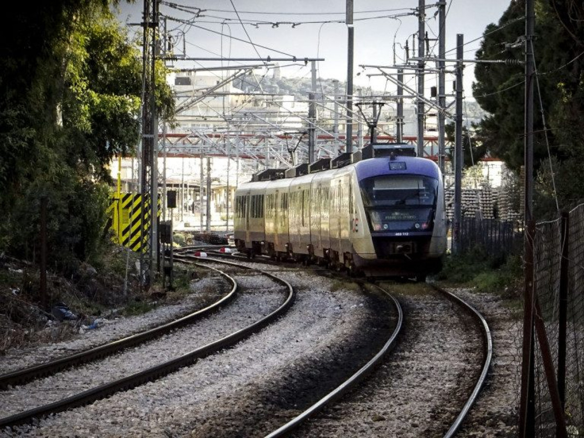 Προαστιακός: Διακοπή κυκλοφορίας και μεταφορές με λεωφορεία λόγω της πυρκαγιάς