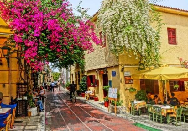 Ρομαντικός περίπατος στην Πλάκα με ιστορίες αγάπης