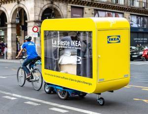 Sleeping pods: Η ΙΚΕΑ Γαλλίας λανσάρει κινούμενα… δωμάτια στους δρόμους του Παρισιού