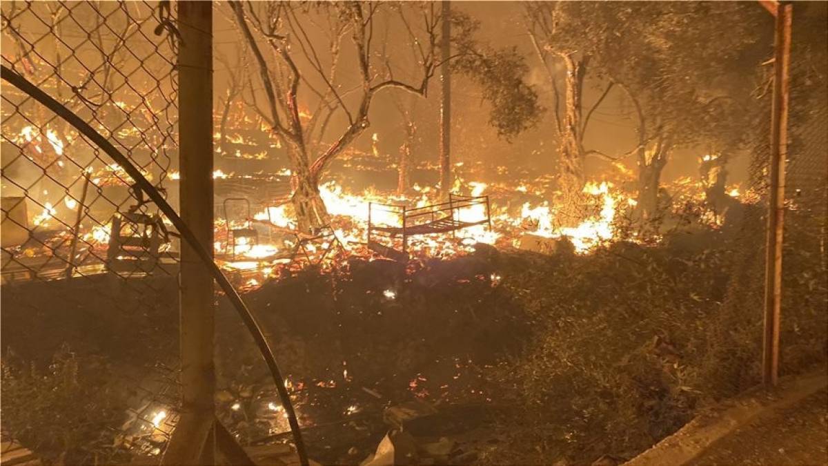Συναγερμός στη Λέσβο: Στις φλόγες το ΚΥΤ Μόριας-Εκκενώθηκε η δομή