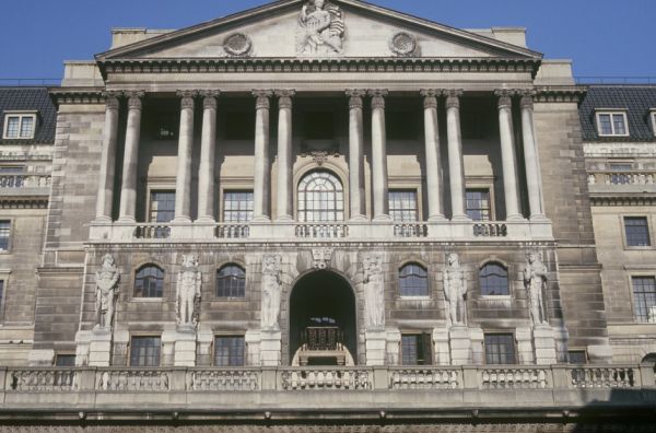 BoE: Προειδοποιεί για φυγή τραπεζών πριν από ένα «σκληρό Brexit»