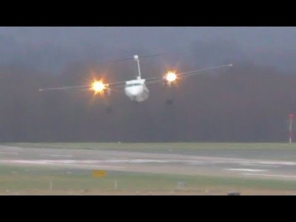 Video: Αεροπλάνο προσγειώθηκε με τις... μπάντες, λόγω «Φρειδερίκης»