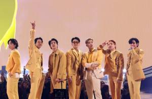 AMAs 2021: Ο θρίαμβος των BTS, το εκρηκτικό ντεμπούτο των Maneskin και η JLo νύφη