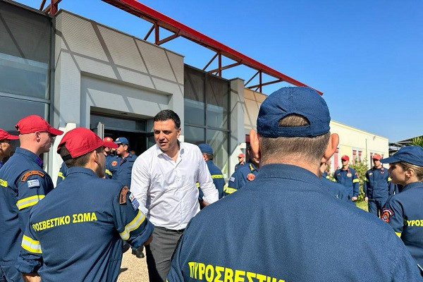 «Καμπανάκι» Κικίλια: Δεν έχει περάσει ο κίνδυνος πυρκαγιών