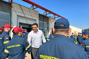 «Καμπανάκι» Κικίλια: Δεν έχει περάσει ο κίνδυνος πυρκαγιών
