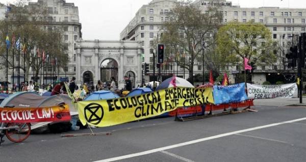 Μαζικές συλλήψεις διαδηλωτών για το κλίμα στο Λονδίνο