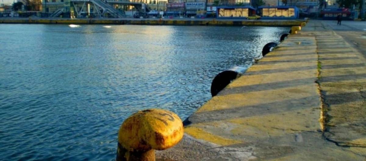 Αυτοκίνητο με δύο επιβαίνοντες έπεσε στο λιμάνι του Πειραιά