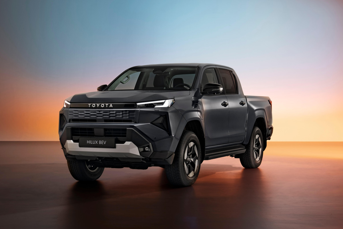 Η Toyota αποκαλύπτει το νέο Hilux, το οποίο διατίθεται για πρώτη φορά και σε αμιγώς ηλεκτρική έκδοση.