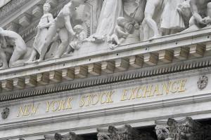 Επιφυλακτικό κλίμα στη Wall Street με το βλέμμα στα στοιχεία