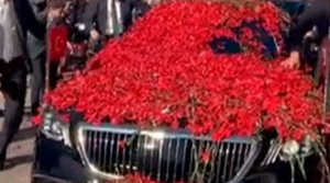 Με ροδοπέταλα και... τραγούδι υποδέχτηκαν τον Ερντογάν οι ψηφοφόροι