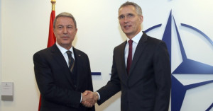 «Οι Έλληνες μας παρενοχλούν», είπε ο Ακάρ στον Στόλτενμπεργκ