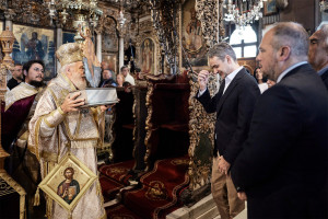 Στην Τήνο για Πάσχα ο πρωθυπουργός: Παρακολούθησε την πρώτη Ανάσταση