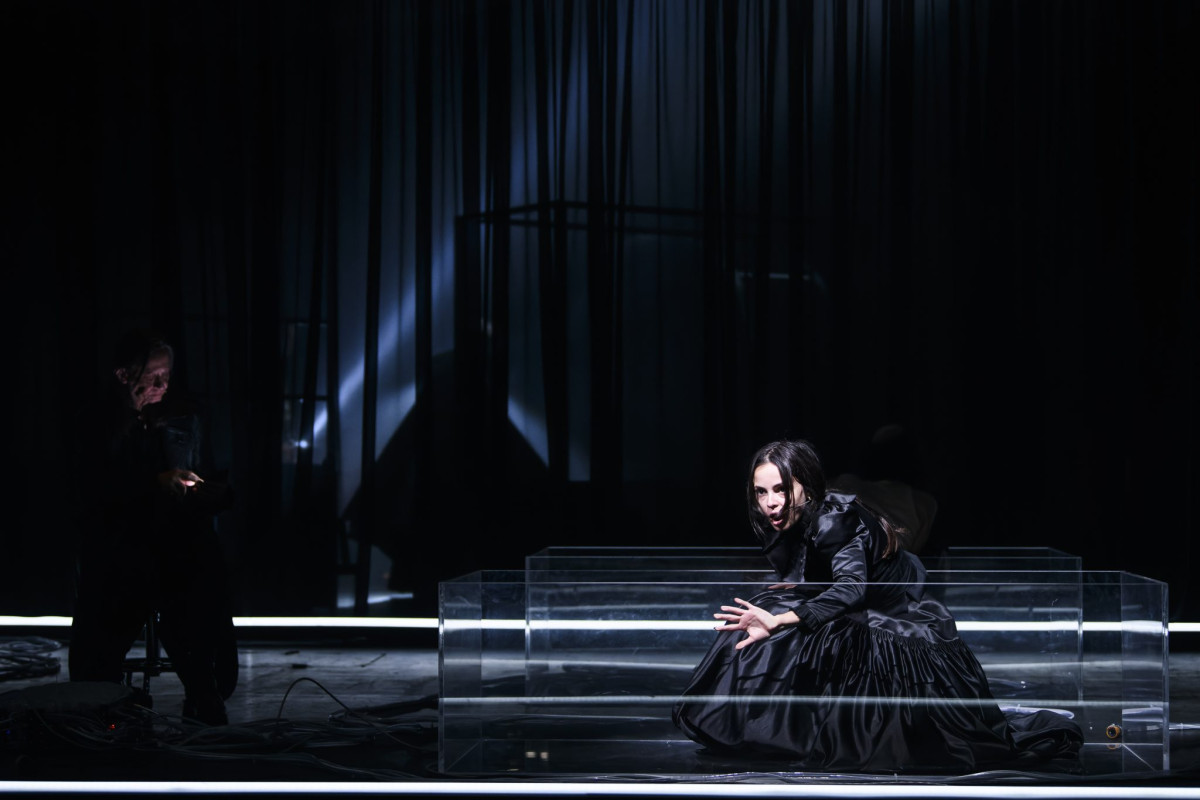 Στην πρόβα: «Dracula» στο θέατρο Πόρτα – Το κάλεσμα του Κόμη