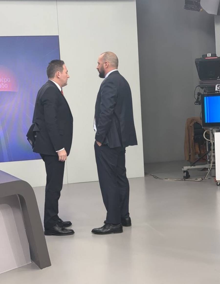 Τι έλεγαν στο παρασκήνιο ο πρώην και ο νυν κυβερνητικός εκπρόσωπος;