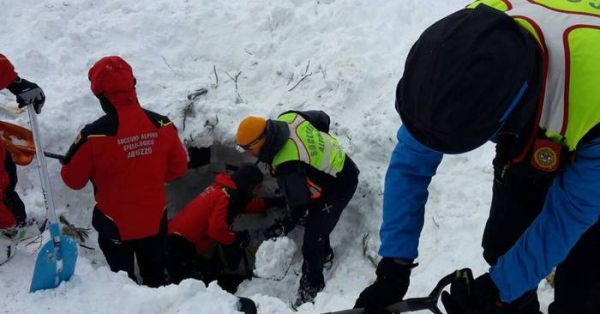 Οκτώ επιζώντες στο ξενοδοχείο που καταπλακώθηκε από χιονοστιβάδα στην Ιταλία
