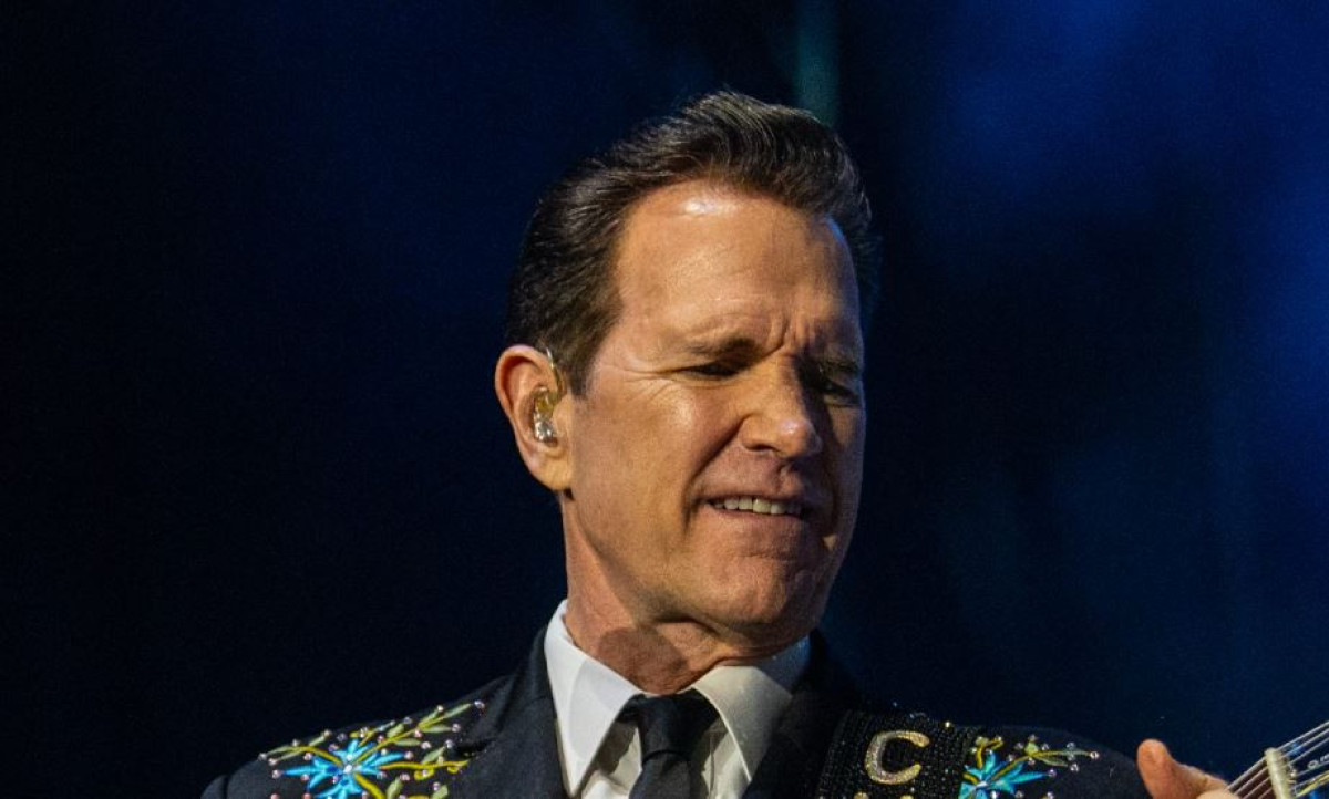 Ο Chris Isaak μάγεψε τον Λυκαβηττό με μια συναυλία βγαλμένη από όνειρο