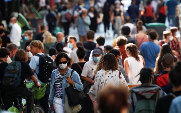 Διπλός «βομβαρδισμός» στρατιωτικών αναλυτών και επιδημιολόγων