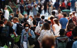Διπλός «βομβαρδισμός» στρατιωτικών αναλυτών και επιδημιολόγων