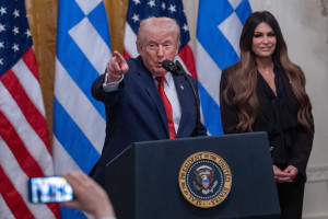 Τι «δώρα» θα φέρει ο Τραμπ όταν μας επισκεφθεί;